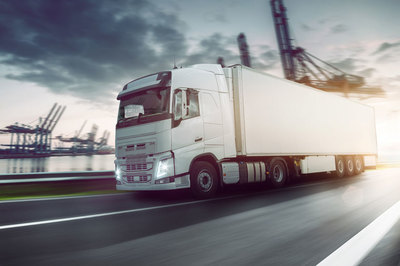 路上飛馳的貨運(yùn)大卡車(chē)高清圖片- 三原圖庫(kù)sytuku.com