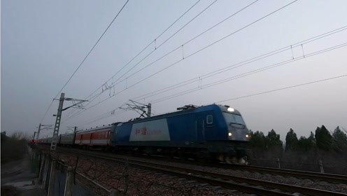 京廣鐵路上的速度與激情 客車K117與K258會車，貨運(yùn)X8109展現(xiàn)強(qiáng)勁動力