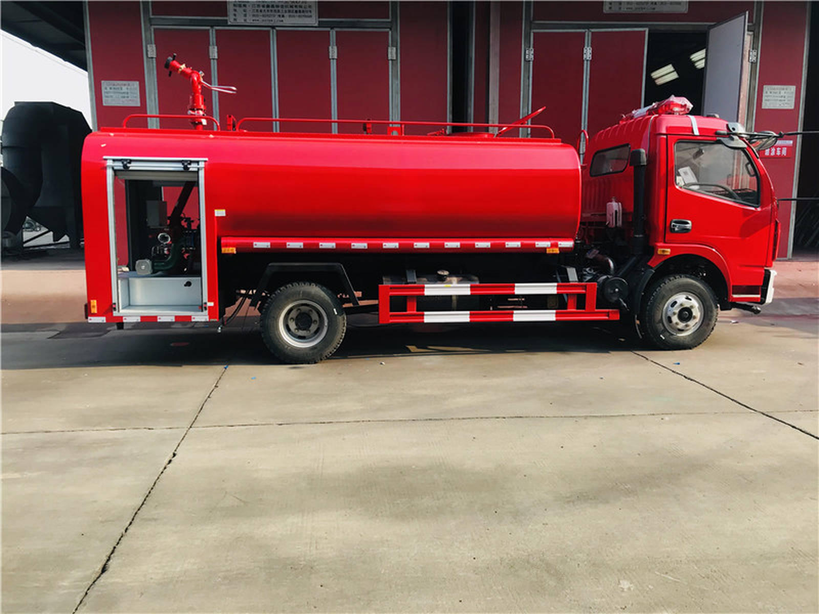 城市守護(hù)者 消防灑水車的雙重使命